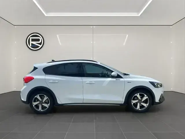 Gebraucht Ford Focus Active X 120 PS (88 kW) 2020 Frostweiß Limousine