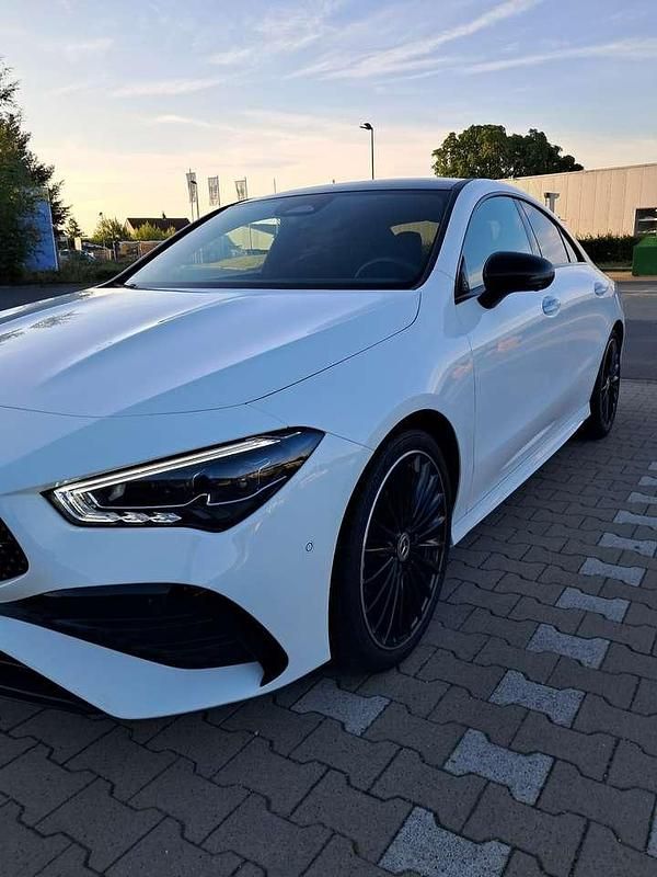 Weiß Gebraucht 2024 Mercedes CLA200 AMG line Coupé | 36.900 € (Fairer Preis) - Bild 1/4