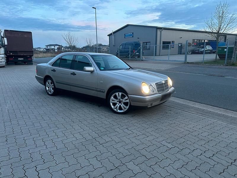Gebraucht Mercedes E200 136 PS (100 kW) 1995 Gold Limousine