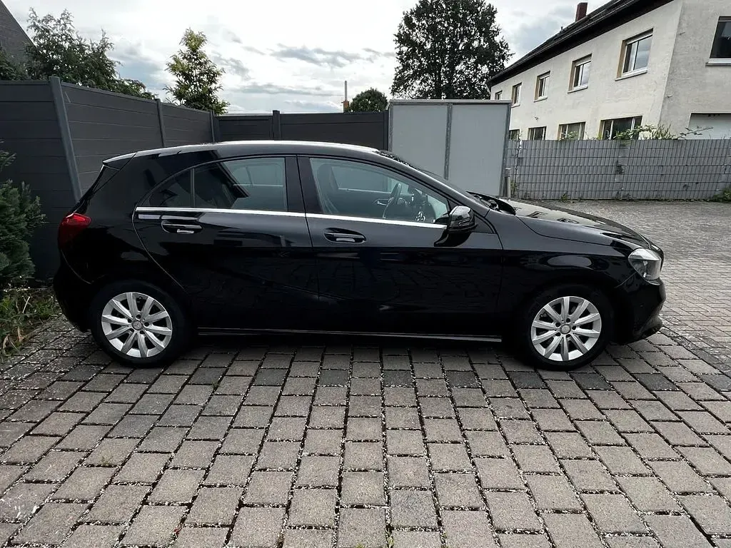 Gebraucht Mercedes A180 122 PS (89 kW) 2016 Schwarz Kleinwagen