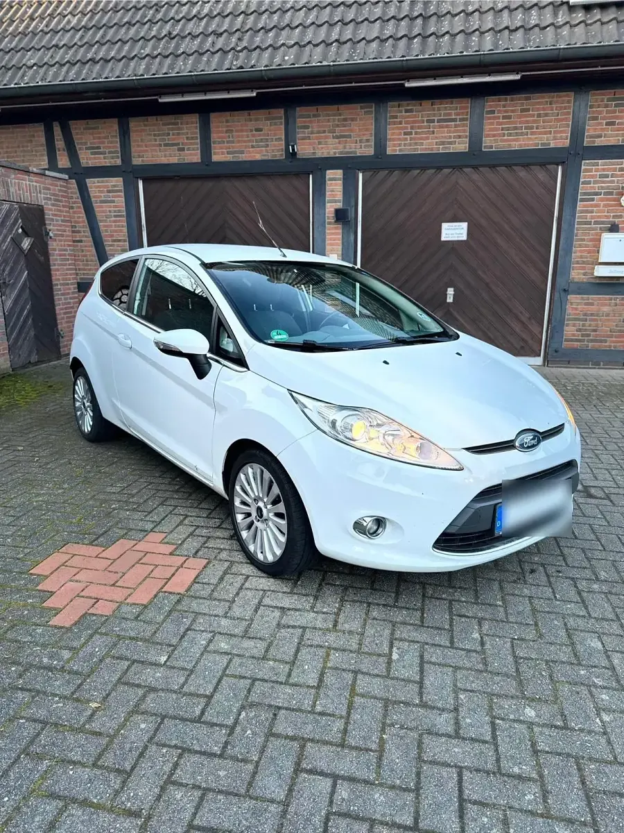 Gebraucht Ford Fiesta Titanium 95 PS (69 kW) 2010 Weiß Limousine