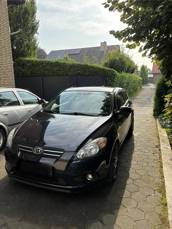 Schwarz Gebraucht 2011 Kia Ceed | 2.200 € - Bild 1/4