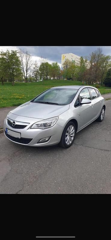 Silber Gebraucht 2012 Opel Astra Kleinwagen | 5.200 € (Fairer Preis) - Bild 1/4