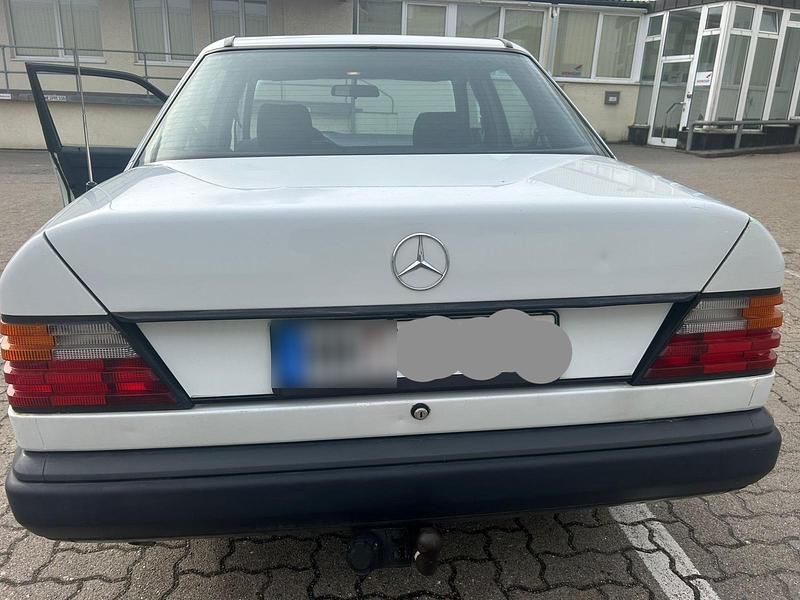 Gebraucht Mercedes 200 75 PS (55 kW) 1989 Weiß Limousine