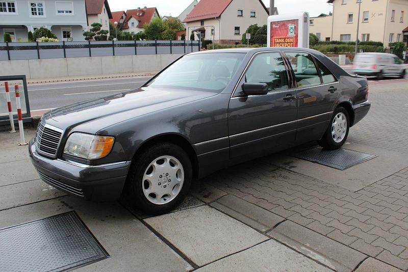 Grau Gebraucht 1995 Mercedes S320 Limousine | 13.999 € - Bild 1/4