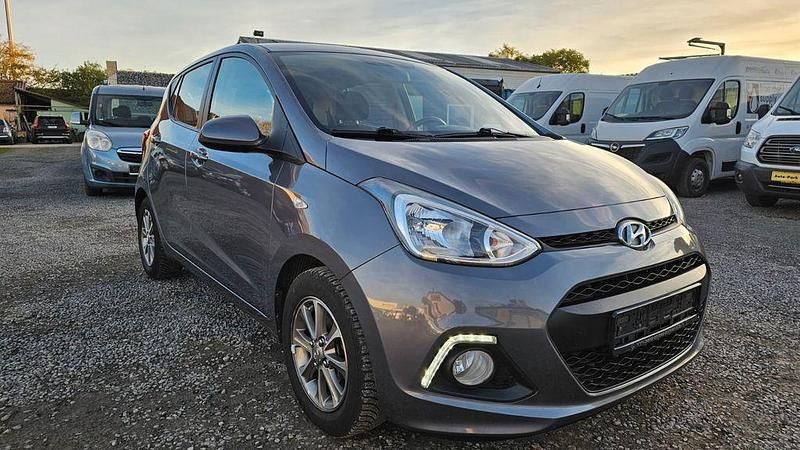 Grau Gebraucht 2014 Hyundai i10 Edition Kleinwagen | 5.995 € (Fairer Preis) - Bild 1/4