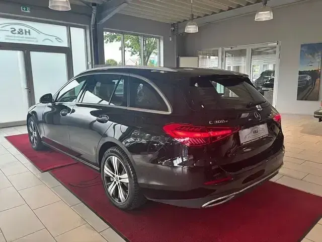 Gebraucht Mercedes C300e 313 PS (230 kW) 2024 Obsidianschwarz  lack Kombi