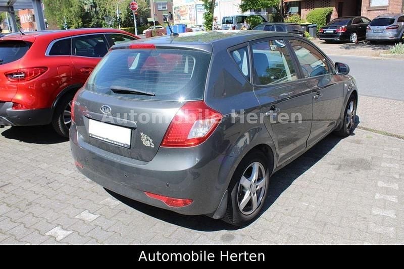 Usado Kia Ceed 105 HP (77 kW) 2011 Prateado Citadino