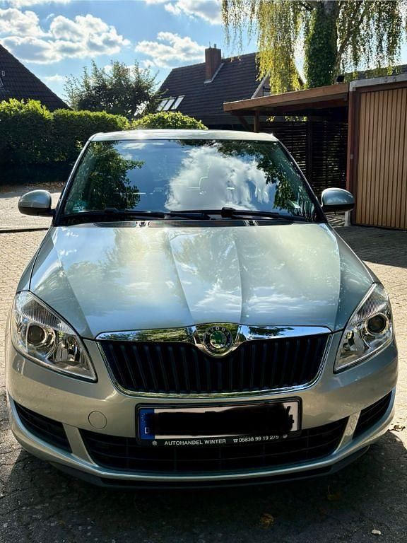 Grün Gebraucht 2011 Skoda Fabia Family Kleinwagen | 6.100 € (Etwas zu teuer) - Bild 1/4