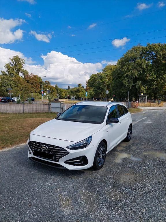 Weiß Gebraucht 2021 Hyundai i30 Intro Edition Kombi | 17.300 € (Fairer Preis) - Bild 1/4