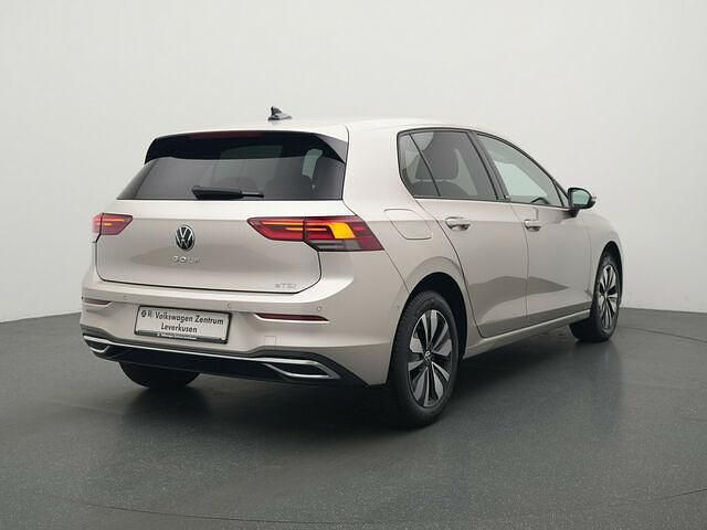 Gebraucht VW Golf VIII Move 131 PS (96 kW) 2023 Ivory silver Limousine