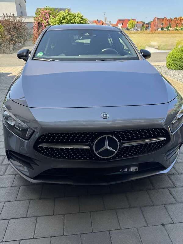 Grau Gebraucht 2019 Mercedes A220 AMG line Limousine | 25.000 € (Guter Preis) - Bild 1/4