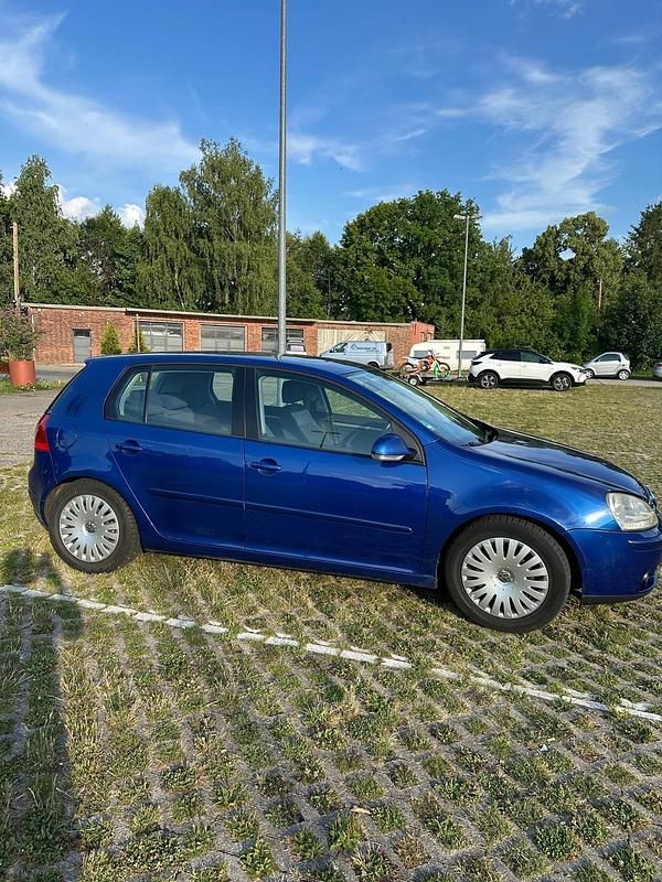Blau Gebraucht 2004 VW Golf V Kleinwagen | 4.500 € (Etwas zu teuer) - Bild 1/4