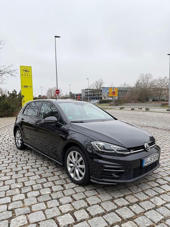 Schwarz Gebraucht 2018 VW Golf VII Highline Limousine | 14.500 € (Superpreis) - Bild 1/4