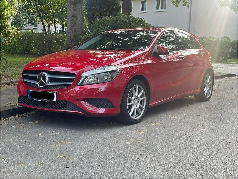 Rot Gebraucht 2014 Mercedes A160 Limousine | 8.600 € (Superpreis) - Bild 1/4
