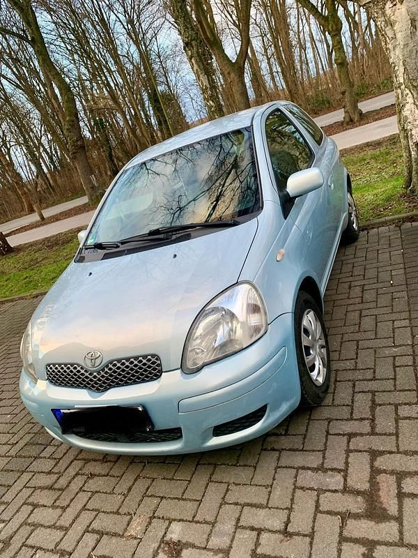 Blau Gebraucht 2004 Toyota Yaris Kleinwagen | 2.000 € (Fairer Preis) - Bild 1/4