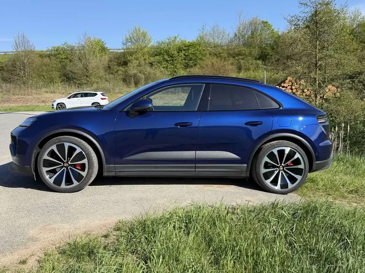 Second-hand Porsche Macan 380 kW (517 CP) 2025 Albastru SUV