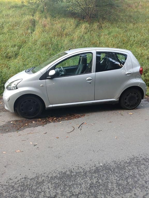 Grau Gebraucht 2006 Toyota Aygo Kleinwagen | 1.050 € (Guter Preis) - Bild 1/2