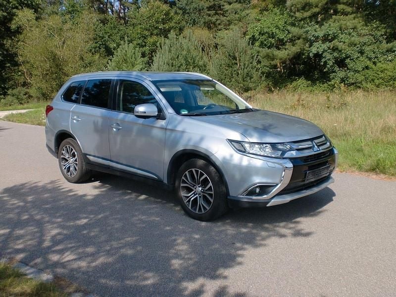 Grau Gebraucht 2018 Mitsubishi Outlander Edition SUV | 20.889 € (Guter Preis) - Bild 1/4