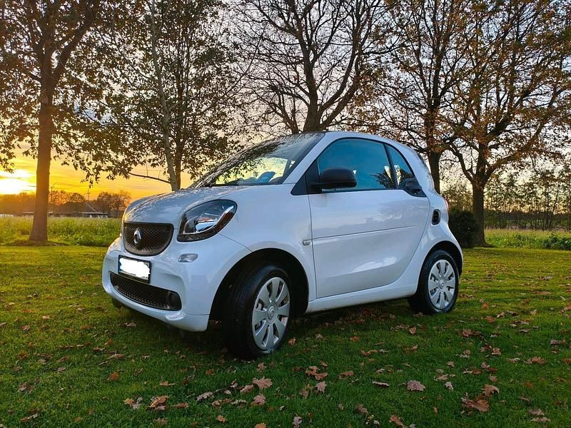 Weiß Gebraucht 2017 Smart ForTwo Coupé Coupé | 8.500 € (Fairer Preis) - Bild 1/4
