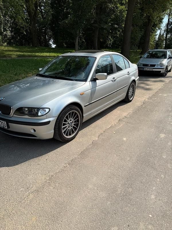 Grau Gebraucht 2003 BMW 320 Limousine | 1.500 € (Superpreis) - Bild 1/3
