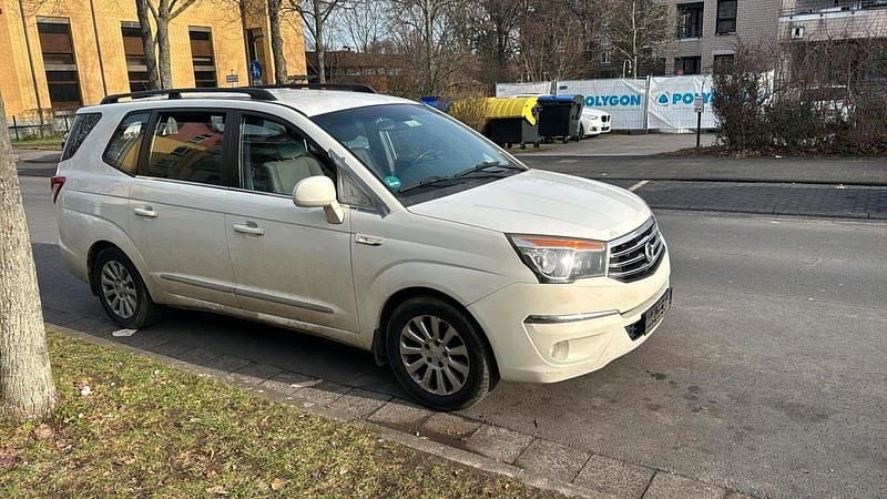 Gebraucht Ssangyong (KGM) Rodius 178 PS (130 kW) 2015 Weiß Van / Kleinbus