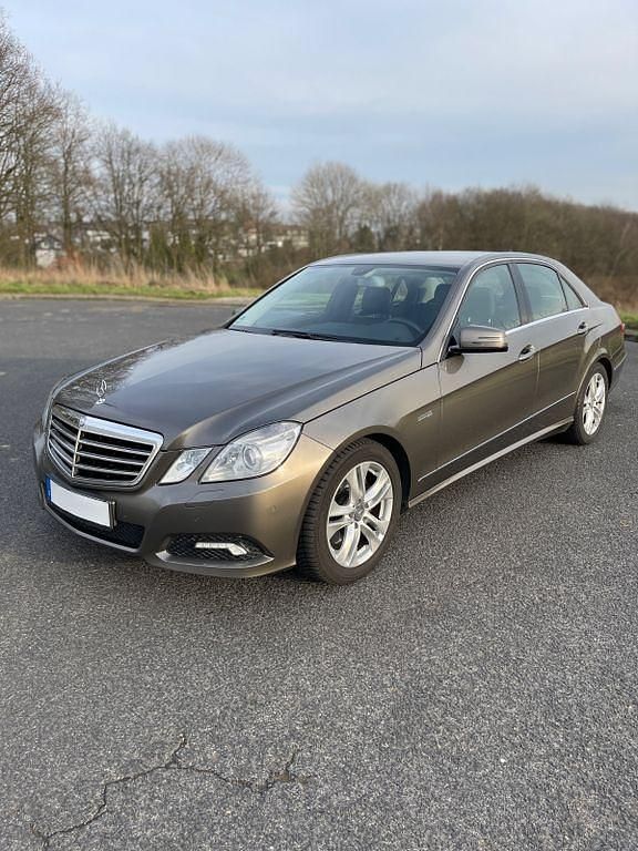Grau Gebraucht 2009 Mercedes E250 Avantgarde Limousine | 8.900 € (Etwas zu teuer) - Bild 1/4