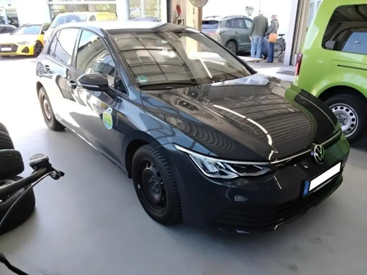 Gebraucht VW Golf VIII Life 131 PS (96 kW) 2022 Uranograu Limousine