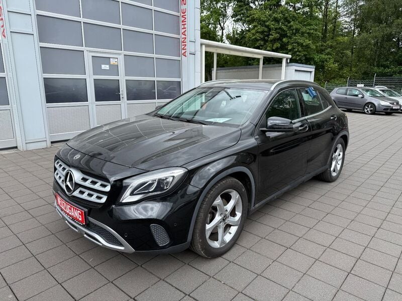 Kosmosschwarz metalliclack Gebraucht 2018 Mercedes GLA180 SUV | 21.950 € (Etwas zu teuer) - Bild 1/4