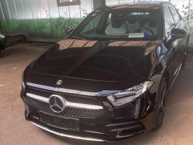 Schwarz Gebraucht 2022 Mercedes A250 AMG line Limousine | 28.390 € (Guter Preis) - Bild 1/4