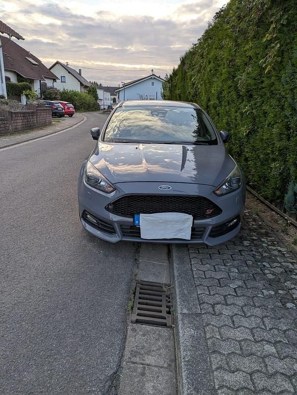 Gebraucht Ford Focus ST 250 PS (183 kW) 2017 Grau Limousine