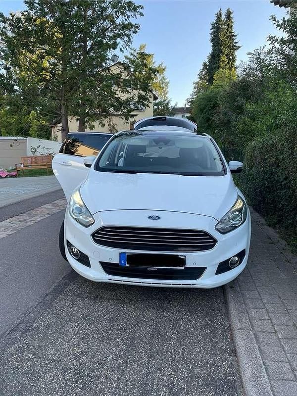 Weiß Gebraucht 2016 Ford S-MAX Titanium Van / Kleinbus | 9.900 € (Superpreis) - Bild 1/4