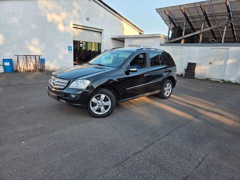 Schwarz Gebraucht 2007 Mercedes ML320 SUV | 7.400 € (Etwas zu teuer) - Bild 1/4