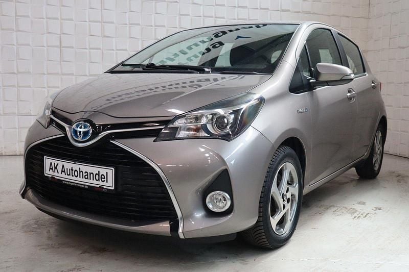 Avant garde bronze Gebraucht 2015 Toyota Yaris Hybrid Comfort Kleinwagen | 11.290 € (Fairer Preis) - Bild 1/4