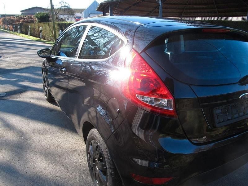 Gebraucht Ford Fiesta Ambiente 60 PS (44 kW) 2012 Schwarz Kleinwagen