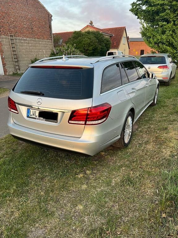 Gebraucht Mercedes E220 170 PS (125 kW) 2014 Silber Limousine