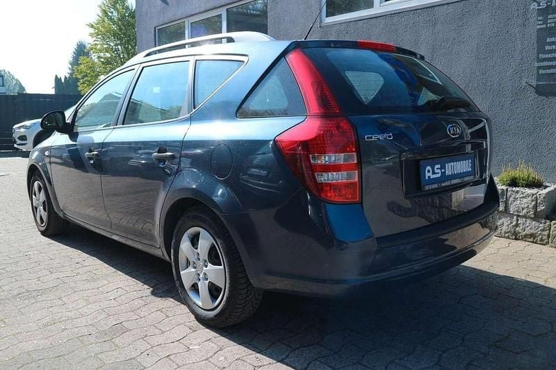 Second-hand Kia Ceed 109 CP (80 kW) 2009 Albastru Hatchback