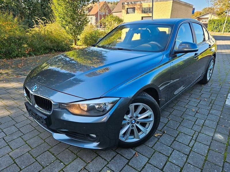 Gebraucht BMW 320 Sport Line 184 PS (135 kW) 2012 Grau Limousine