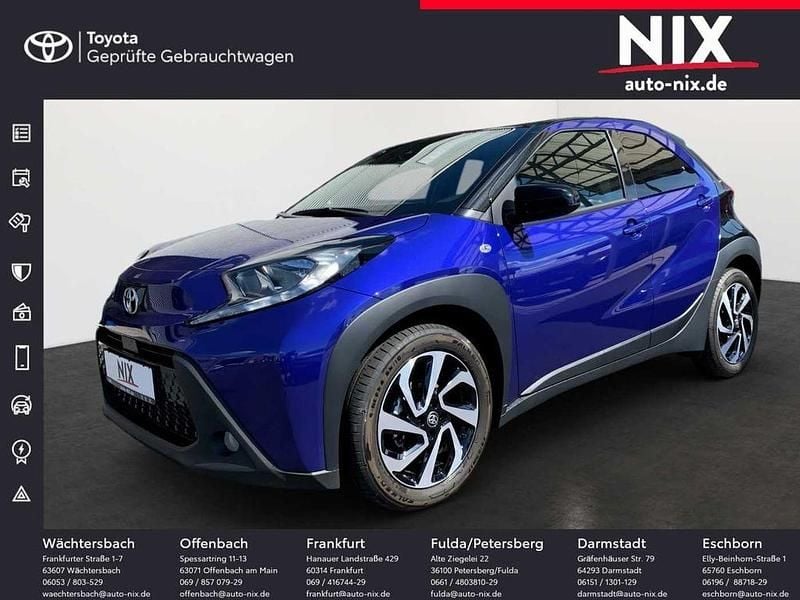 Juniper blue metallic/ night sky black Gebraucht 2024 Toyota Aygo Basis Kleinwagen | 15.990 € (Fairer Preis) - Bild 1/4