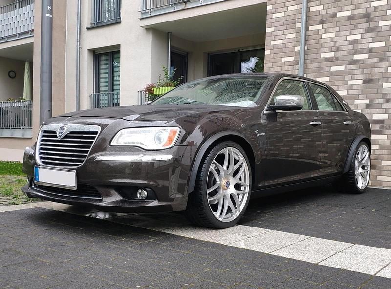 Braun Gebraucht 2012 Chrysler 300 Limousine | 23.000 € - Bild 1/4
