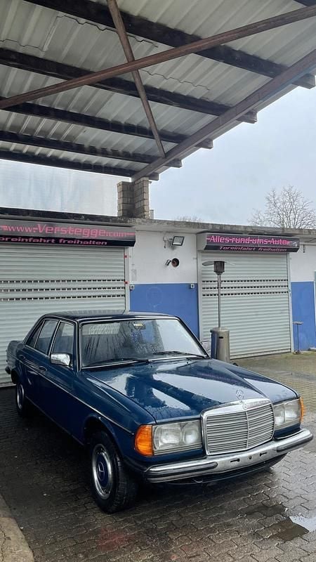 Blau Gebraucht 1982 Mercedes 200 Limousine | 4.000 € - Bild 1/4