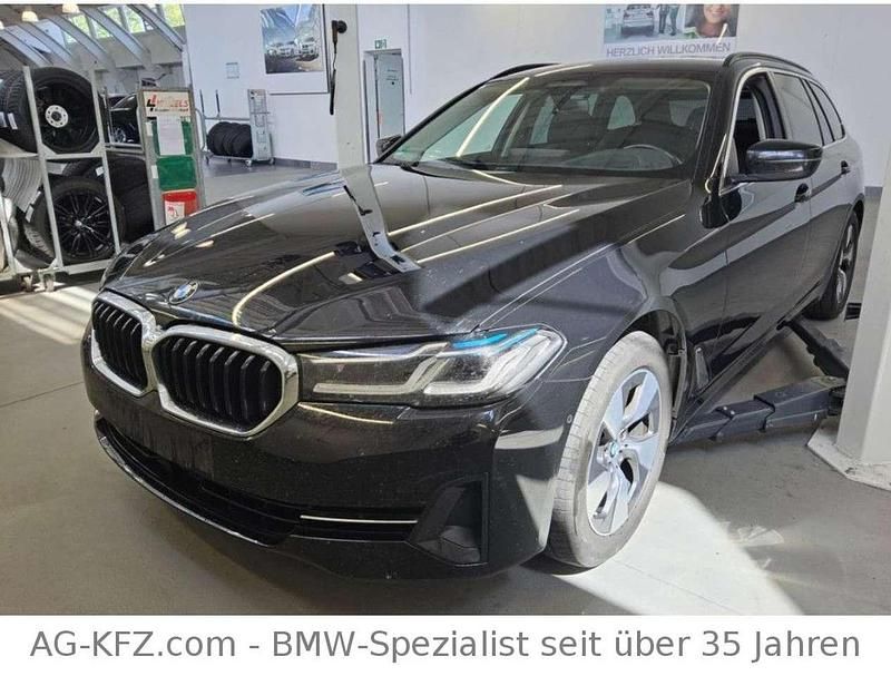 Schwarz Gebraucht 2022 BMW 520 Sport Line Kombi | 24.399 € (Guter Preis) - Bild 1/4