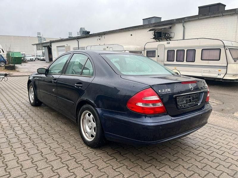 Gebraucht Mercedes E220 150 PS (110 kW) 2004 Blau Limousine