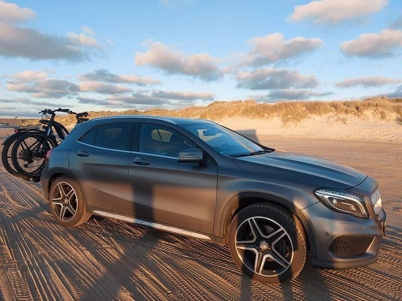 Grau Gebraucht 2015 Mercedes GLA220 AMG line SUV | 14.999 € (Guter Preis) - Bild 1/3