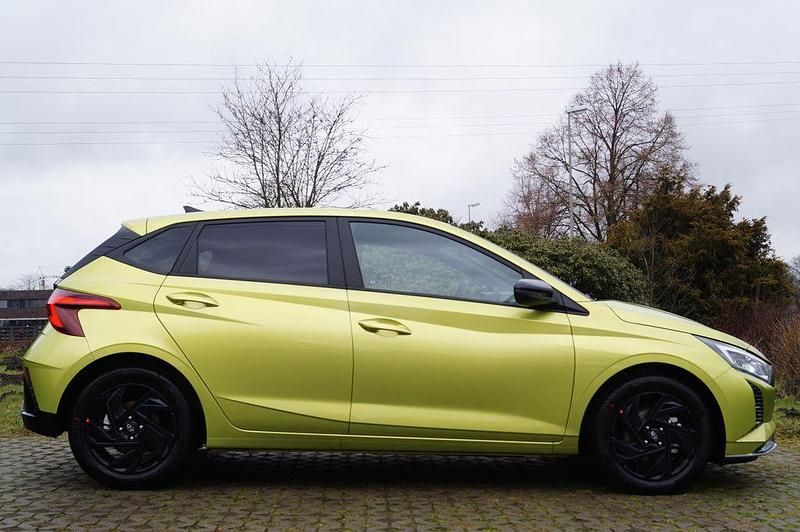 Neu Hyundai i20 Blackline 90 PS (66 kW) 2025 Grün Kleinwagen