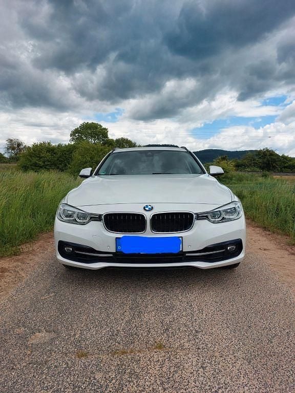 Weiß Gebraucht 2018 BMW 318 Sport Line Kombi | 15.950 € (Guter Preis) - Bild 1/4