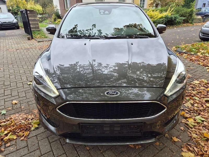 Grau Gebraucht 2016 Ford Focus ST-Line Limousine | 11.599 € (Fairer Preis) - Bild 1/4