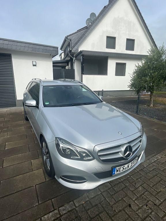 Silber Gebraucht 2015 Mercedes E220 Edition Kombi | 16.300 € (Fairer Preis) - Bild 1/4