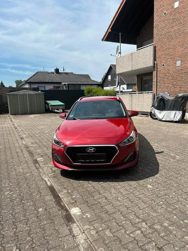 Rot Gebraucht 2020 Hyundai i30 Limousine | 15.500 € (Superpreis) - Bild 1/4