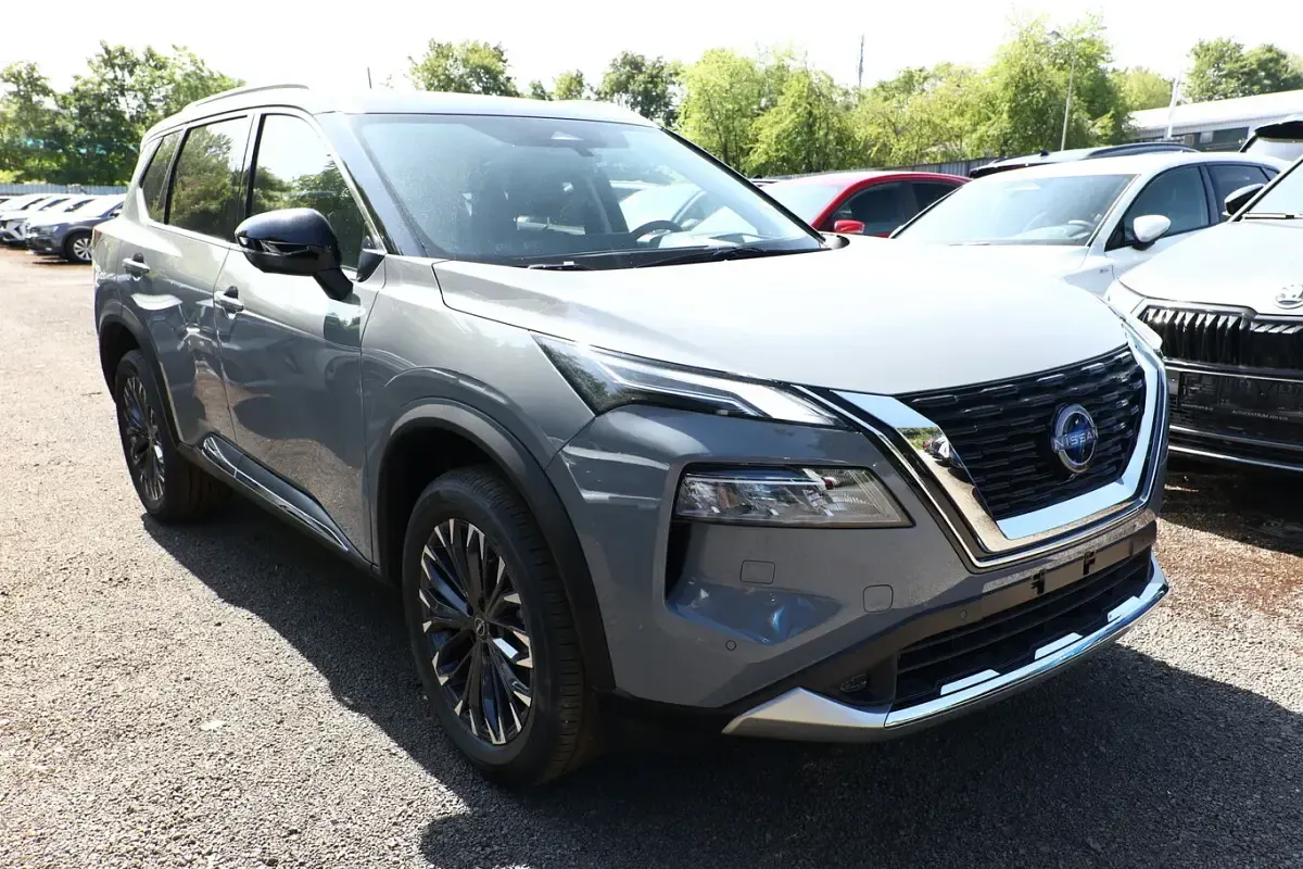 Neu Nissan X-Trail Tekna 163 PS (119 kW) 2026 Grau SUV